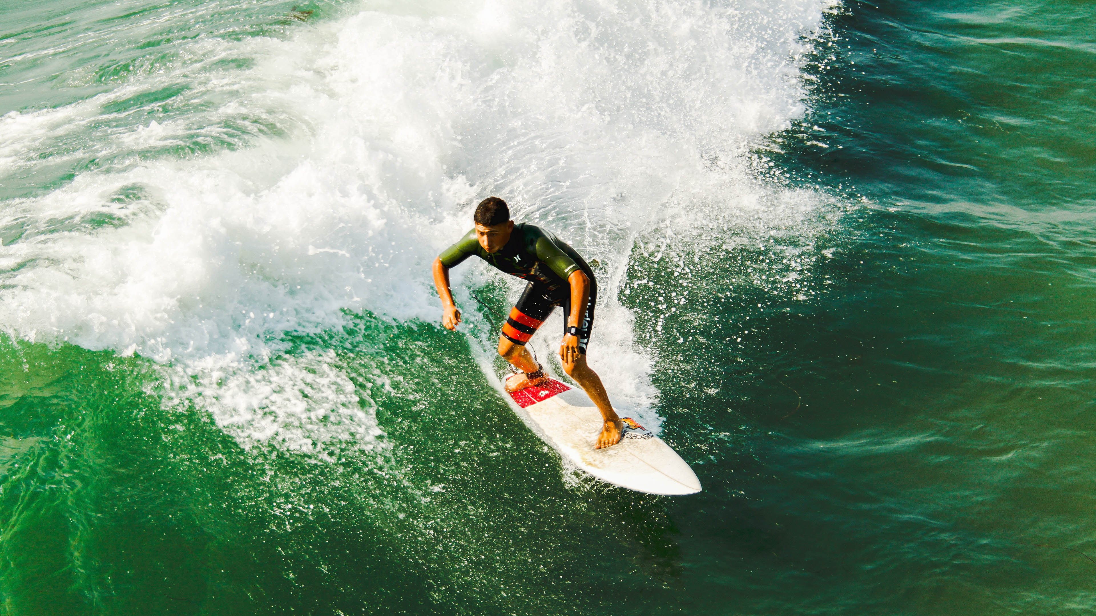 莱万多夫斯基在利物浦比赛中战术调整，绝杀引发热议！